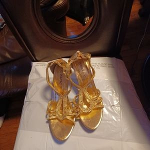 DELICACY BEATIFUL GOLD RIMSTONE/HEELS 4'/size 9